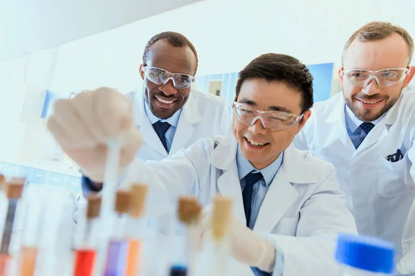 Cientistas que trabalham em laboratório — Fotografia de Stock