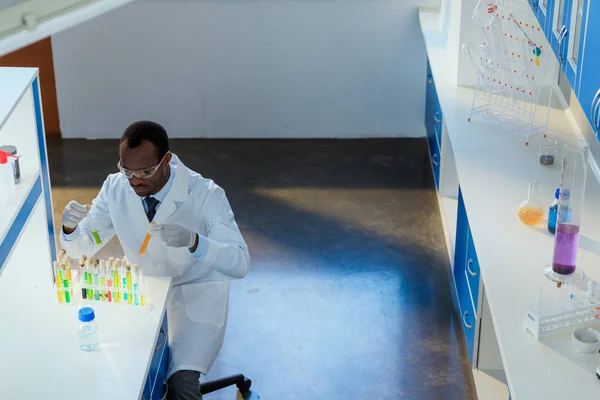 Cientista que trabalha em laboratório — Fotografia de Stock