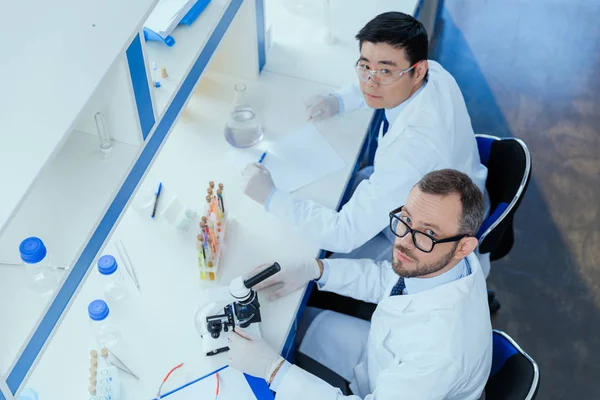 Scientists working in lab — Stock Photo