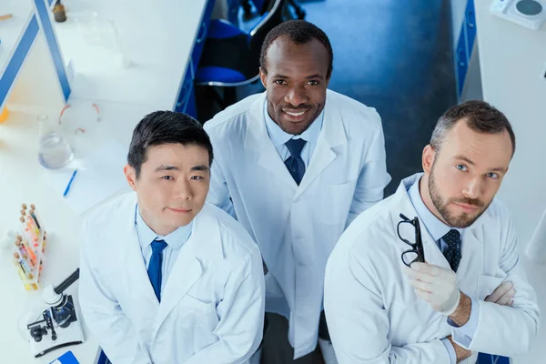 Scientists working in lab — Stock Photo