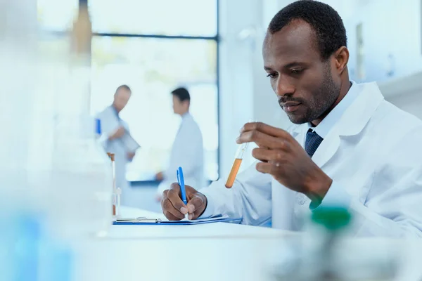 Cientista segurando tubo de ensaio — Fotografia de Stock