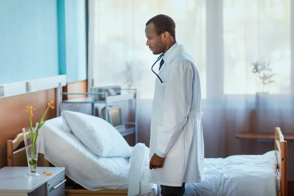 Doctor in hospital chamber — Stock Photo