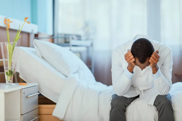 Médico en la cámara del hospital - foto de stock