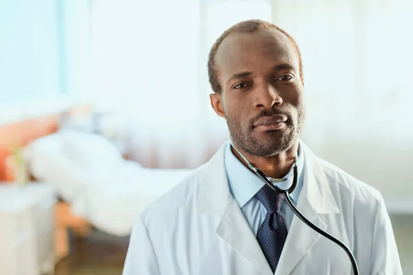 Doctor in hospital chamber — Stock Photo