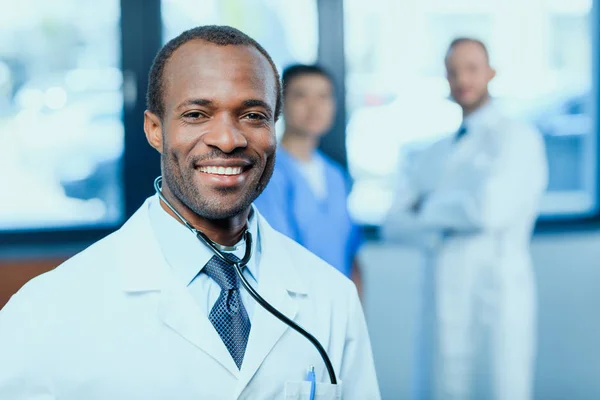 Médico con estetoscopio en clínica - foto de stock