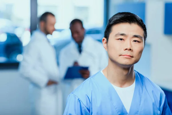 Arzt in Uniform in Klinik — Stockfoto