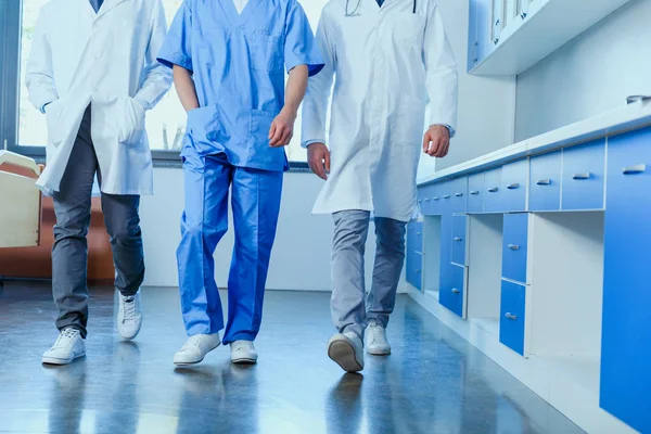 Médicos caminando en la clínica - foto de stock