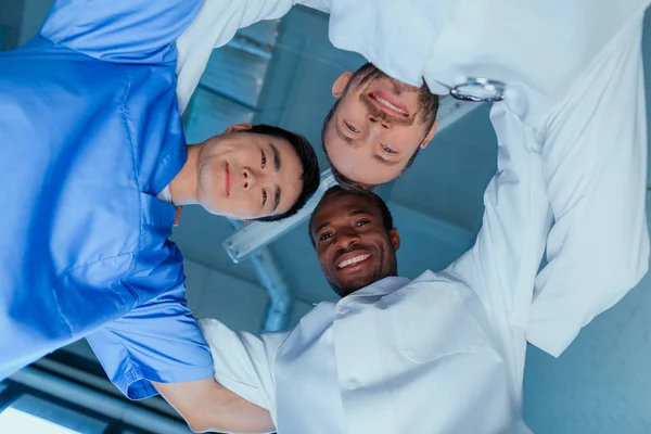 Groupe multiracial de médecins en clinique — Photo de stock