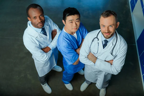 Grupo multirracial de médicos na clínica — Fotografia de Stock