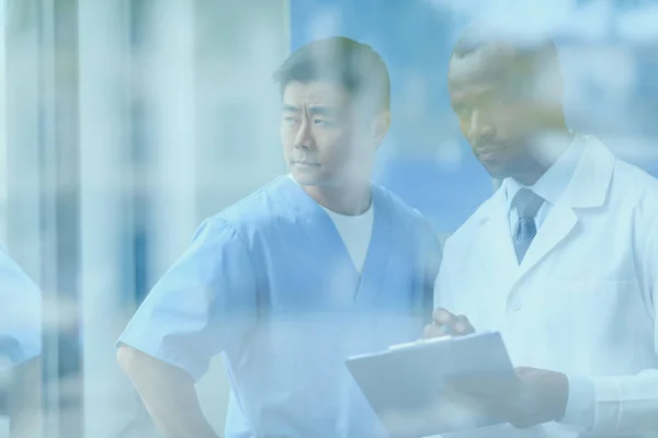 Médicos discutiendo trabajo - foto de stock