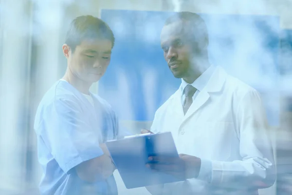 Doctors discussing work — Stock Photo