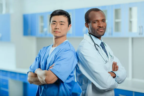 Médicos con uniformes médicos - foto de stock