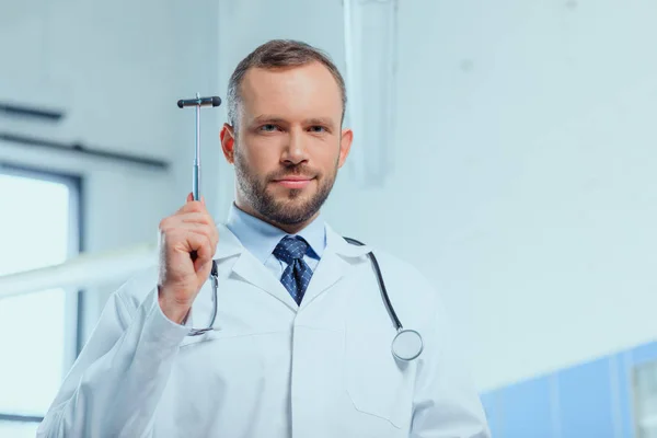 Doctor con martillo reflejo — Stock Photo