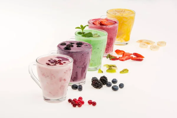 Smoothies mit frischem Obst — Stockfoto