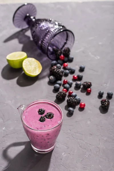 Batido de bayas en vidrio con arándanos - foto de stock