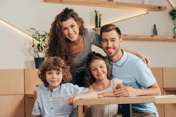 Belle jeune famille dans le café — Photo de stock