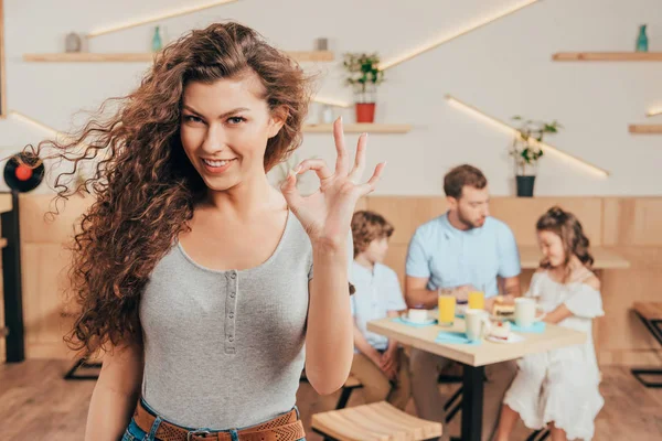 Junge Frau zeigt Okay-Zeichen — Stockfoto