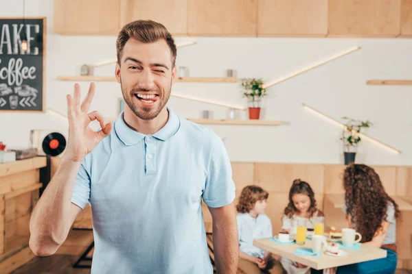 Joven mostrando señal de bien - foto de stock