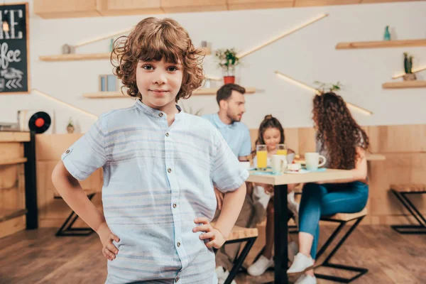 Lindo chico rizado en la cafetería - foto de stock