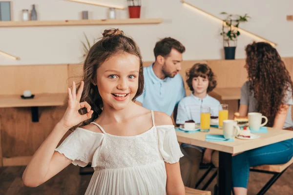 Niña mostrando signo de bien - foto de stock