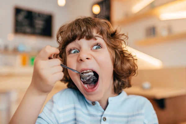 Kleiner Junge isst Dessert — Stockfoto