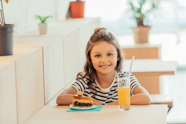 Menina com bolo no café — Fotografia de Stock