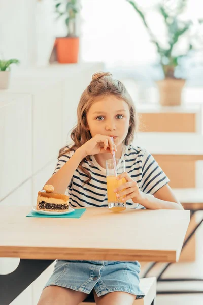 Ragazza con torta e succo d'arancia — Foto stock