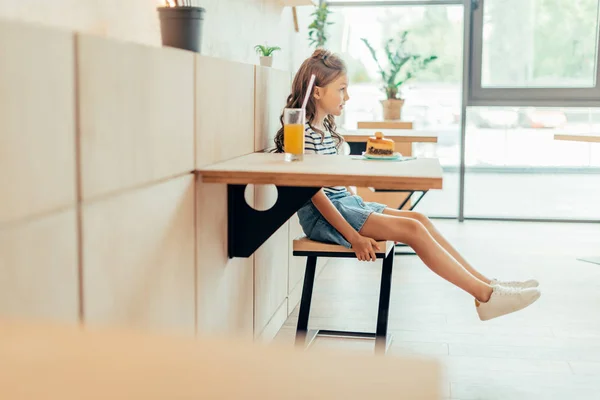 Mignonne petite fille dans le café — Photo de stock