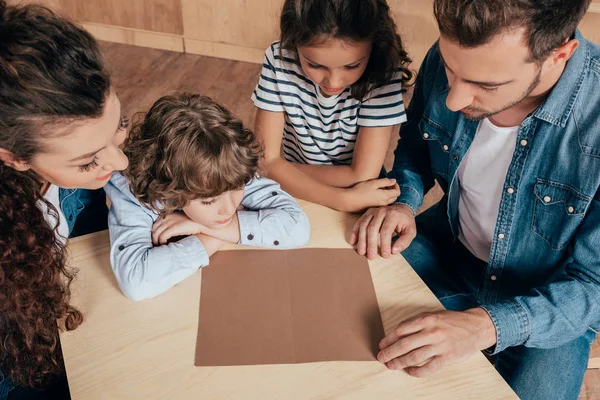 Familia mirando el menú en blanco - foto de stock