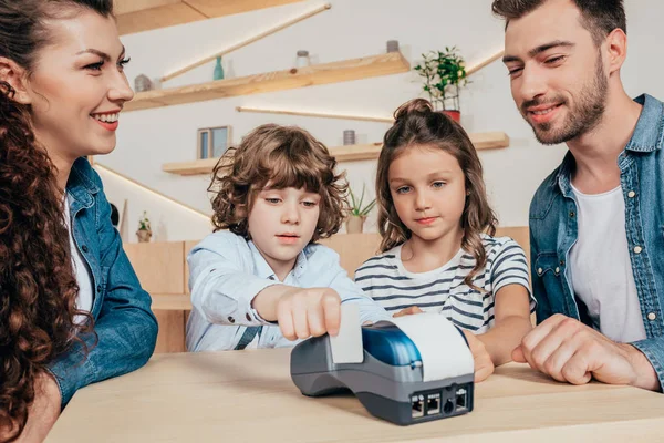 Family paying with credit card in cafe — Stock Photo