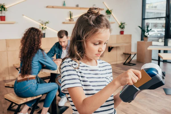 Menina pagando com máquina EDC — Fotografia de Stock