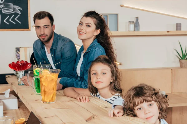 Jeune famille au comptoir du bar — Photo de stock