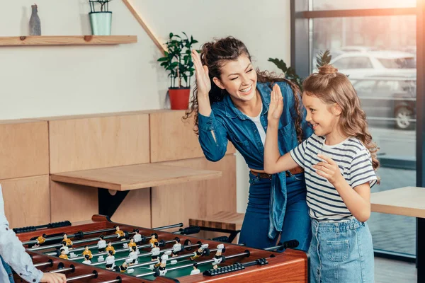 Madre e hija celebrando victoria - foto de stock