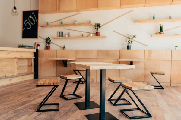 Стильный интерьер современного кафе — стоковое фото