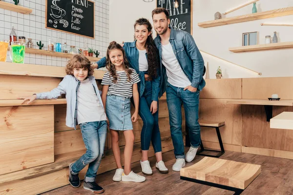 Feliz jovem família no café — Fotografia de Stock