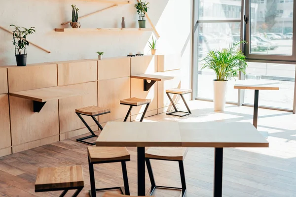 Intérieur élégant de café moderne — Photo de stock