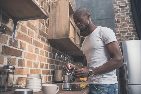 Hombre afroamericano preparando café - foto de stock