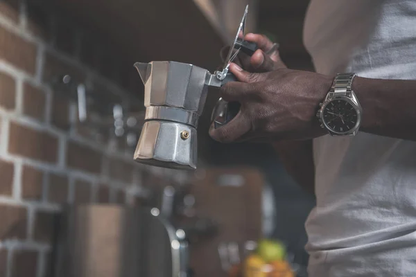 Hombre afroamericano preparando café - foto de stock