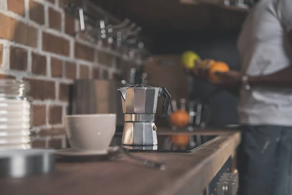 Cup and coffee pot on kitchen table — Stock Photo