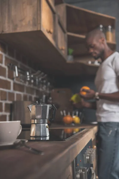 Tasse und Kaffeekanne auf Küchentisch — Stockfoto