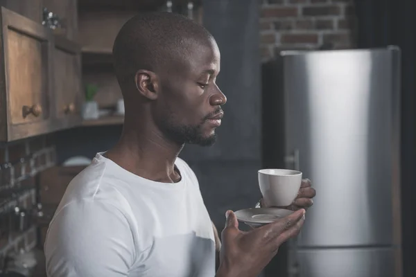 Hombre afroamericano con café - foto de stock