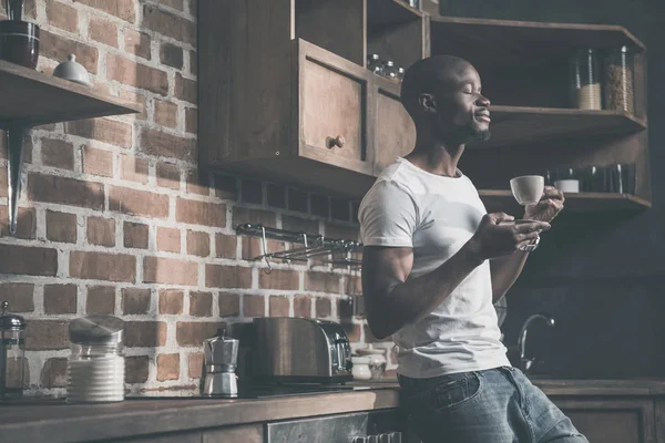 Hombre afroamericano con café - foto de stock