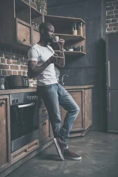 Hombre afroamericano con café - foto de stock