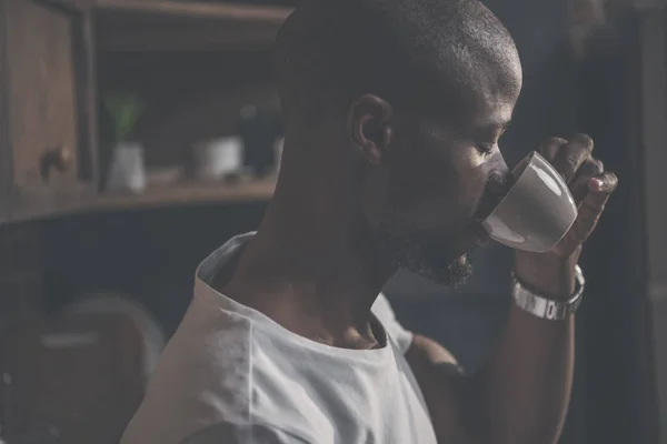 Hombre afroamericano con café - foto de stock