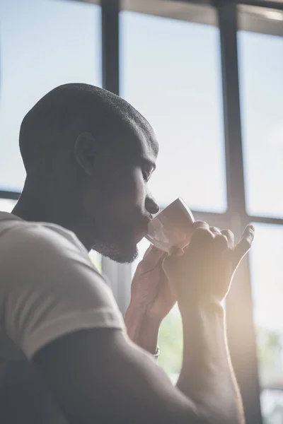 Афроамериканський чоловік з кавою — стокове фото