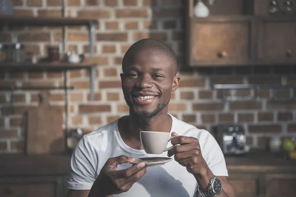 Uomo afroamericano con caffè — Foto stock