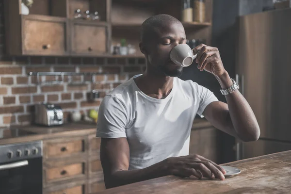 Homme afro-américain avec café — Photo de stock