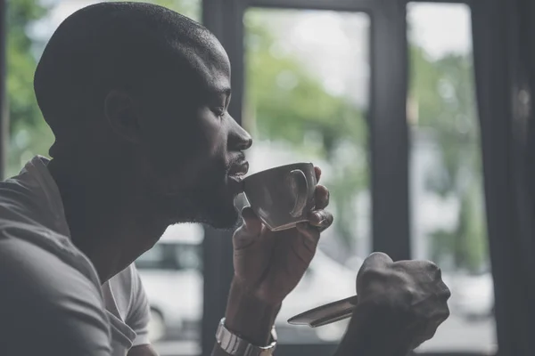 Afro-americano homem com café — Fotografia de Stock