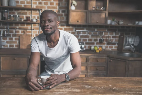 Uomo afroamericano con caffè — Foto stock