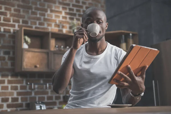Афроамериканський чоловік використовує планшет — стокове фото